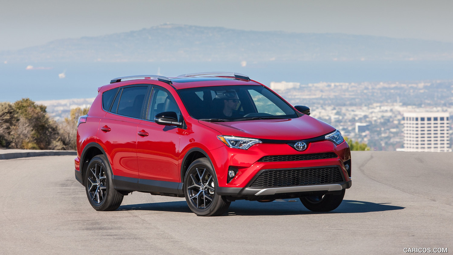 Comparison Toyota RAV4 XLE 2018 vs Toyota RAV4 Limited 2016 SUV Drive
